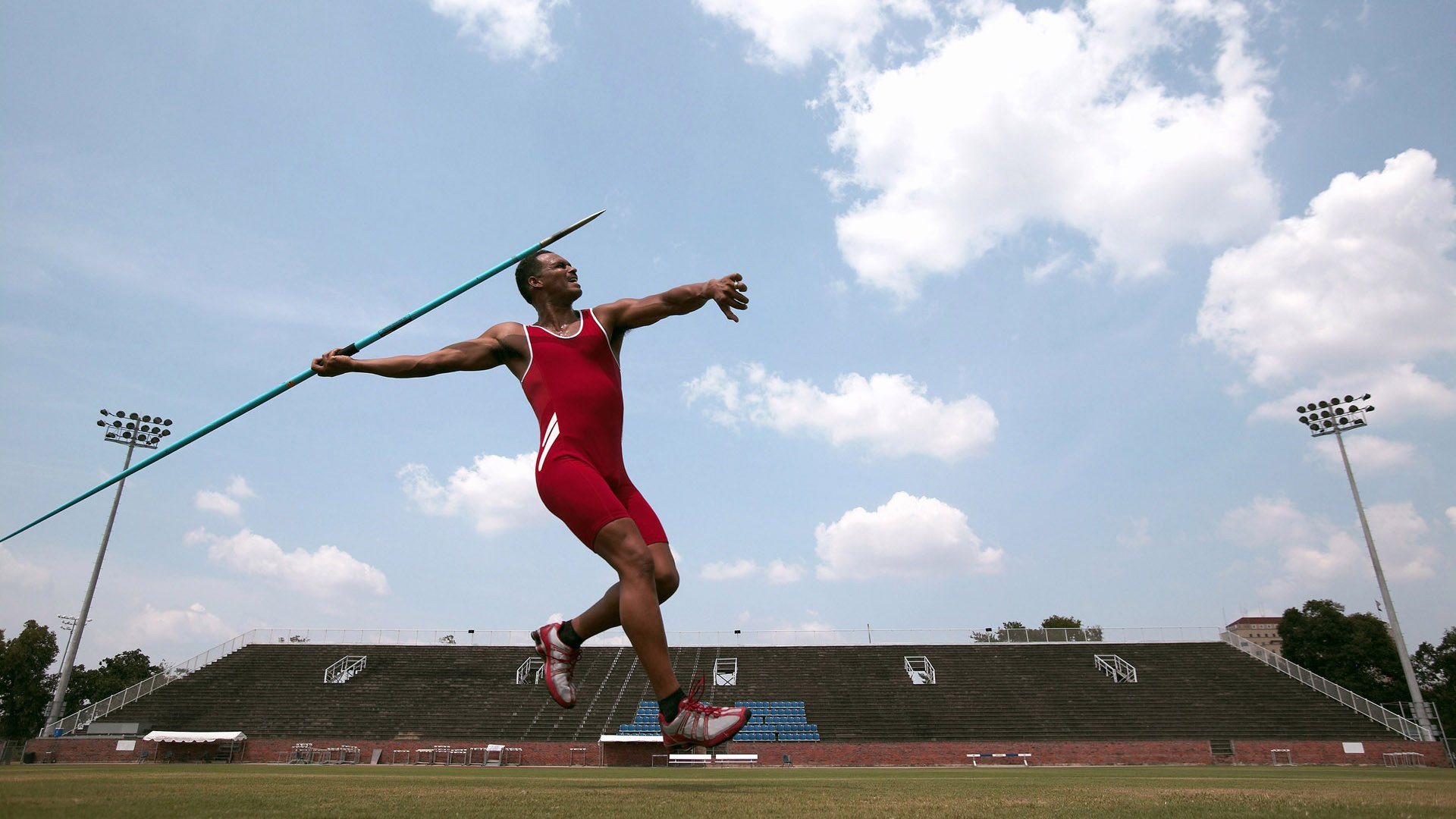 _无人机竞速赛：空中速度的全新体验_，无人机飞行比赛视频
