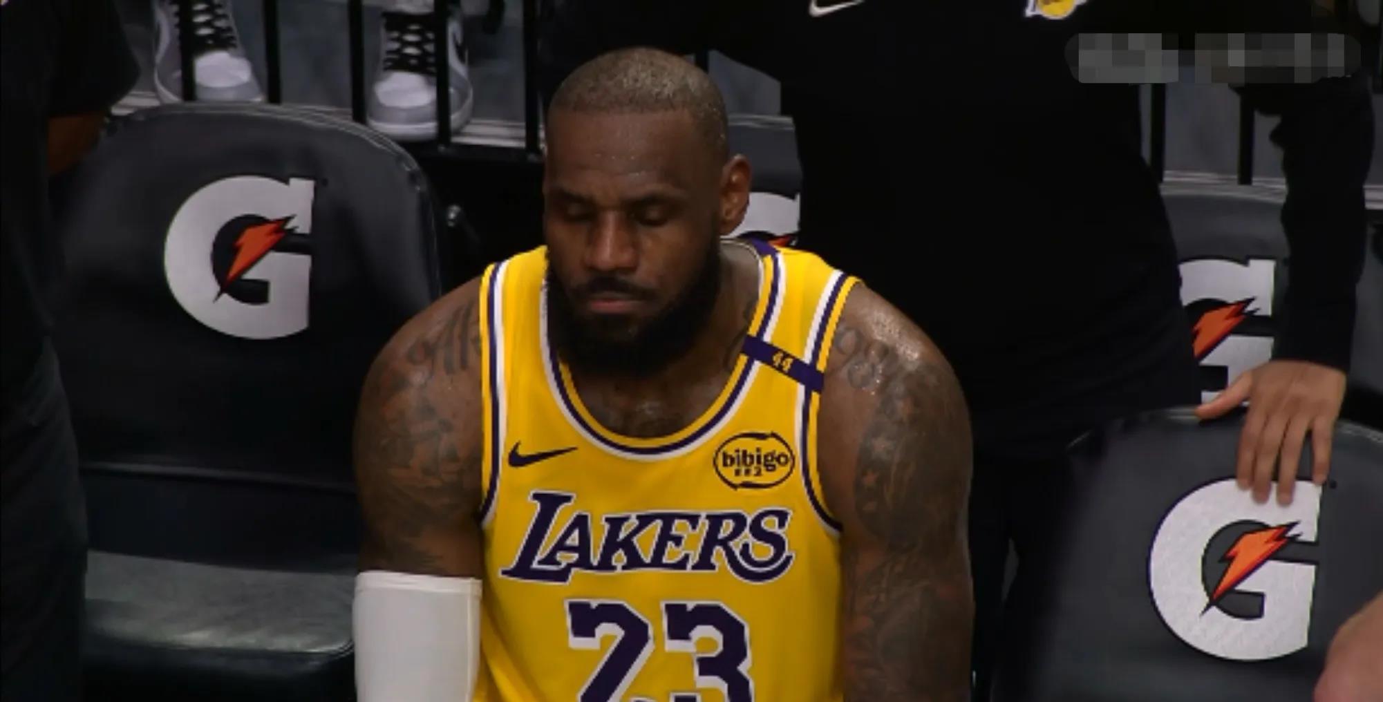 乐鱼体育：湖人队新赛季战术：詹姆斯减少持球，提升进攻效率的简单介绍