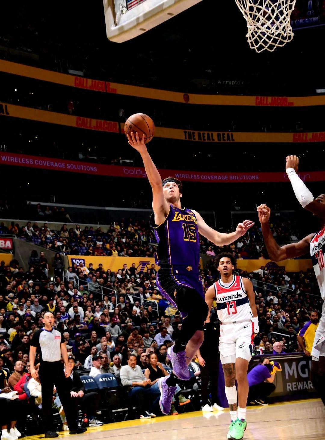 乐鱼体育：湖人队新赛季战术：詹姆斯减少持球，提升进攻效率的简单介绍